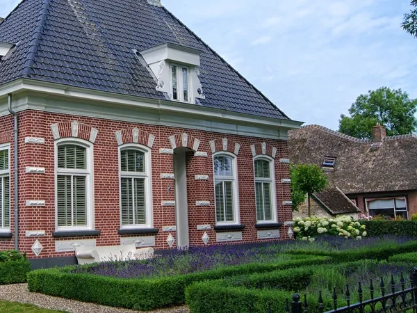 villa front yard
