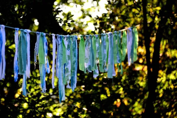 Crazy garden ideas: garlands in the garden all year round!